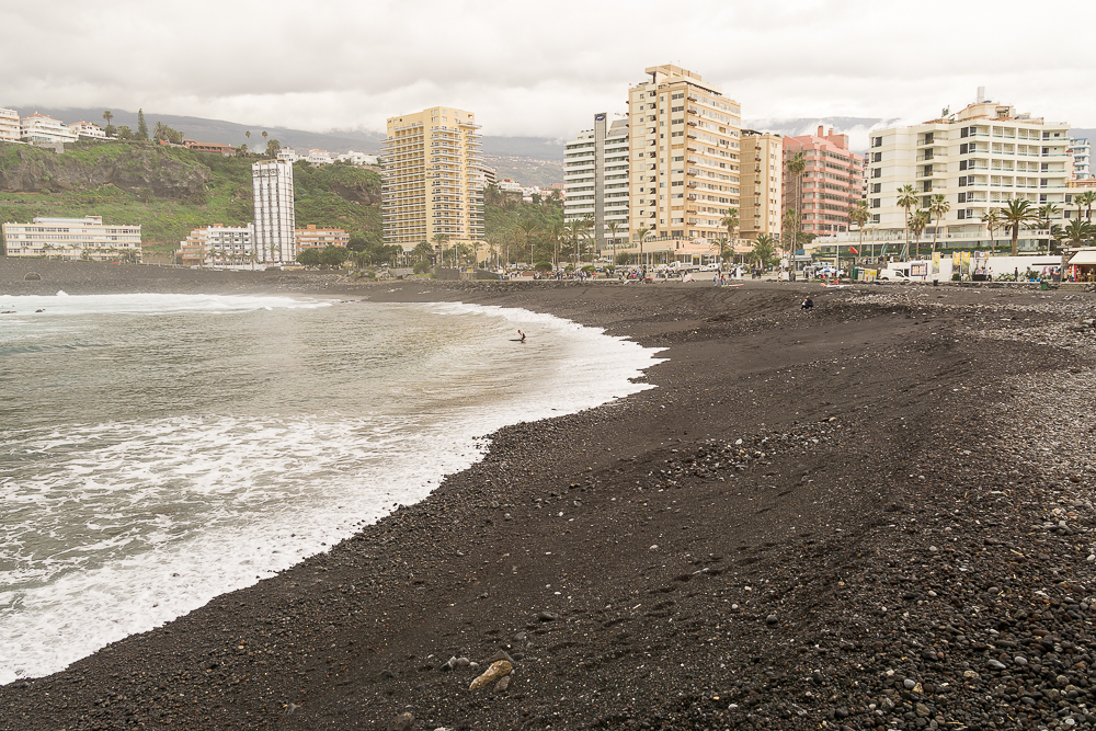пляж с черным песком Пуэрто-де-ла-Круз, север Тенерифе